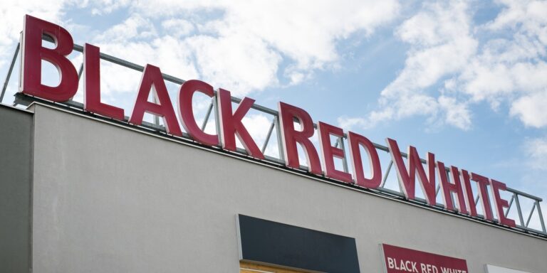 Wielkie redukcje etatów wiszą w powietrzu w firmie meblowej, której zakłady produkcyjne znajdują się m.in. na Lubelszczyźnie. Black Red White — największy pracodawca w regionie lubelskim — ma zamiar usunąć z listy płac około 800 osób jeszcze w listopadzie i grudniu bieżącego roku, zatrudnionych np. w Biłgoraju i Zamościu — informuje "Nowa Gazeta Biłgorajska". Przedstawiciele związków zawodowych wyrażają sprzeciw, mają nadzieję, że nowy właściciel powstrzyma zwolnienia. Cięcia etatów w Black Red White. Pracownicy związkowi protestują przeciw decyzji. - INFBusiness