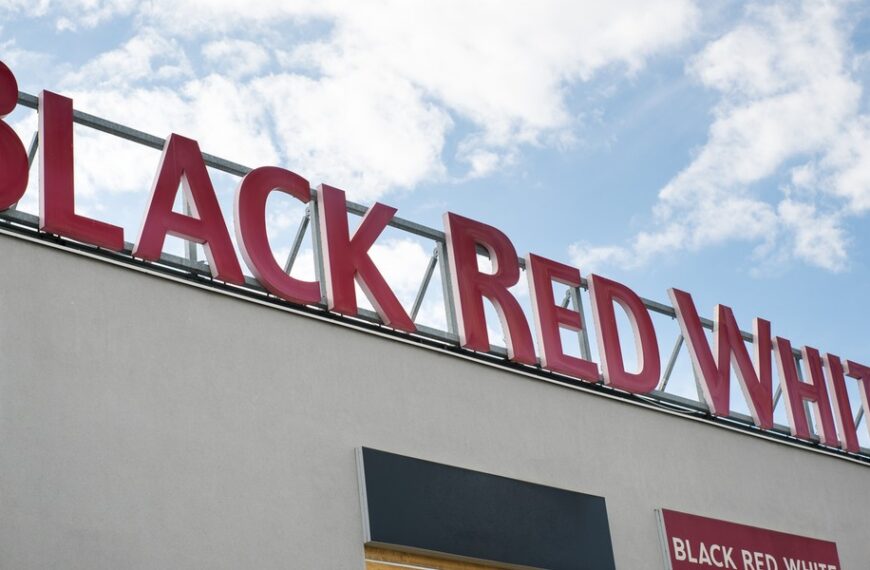 Cięcia etatów w Black Red White. Pracownicy związkowi protestują przeciw decyzji.