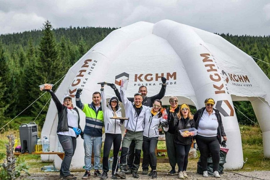 W Polsce istnieją obszary, które wymagają pilnej interwencji ze względu na depopulację, jak również te, które prosperują bezproblemowo. Dolny Śląsk przynależy do tej drugiej kategorii. W Lubinie rozbrzmiewa odgłos prac budowlanych, w Głogowie poruszają się nowoczesne pojazdy komunikacji miejskiej, a w Polkowicach wznoszone są nowe kompleksy mieszkaniowe. Lokalny przemysł nie stanowił tutaj kłopotu, lecz był podstawą dalszego progresu. Miedź, zaangażowanie i aspiracje ukształtowały region, który patrzy w przyszłość z optymizmem. Wolontariat KGHM na Biegu Piastów