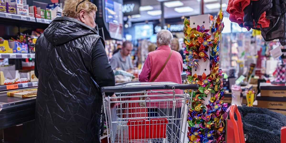 Konsumpcja to jeden z fundamentów mocnego postępu gospodarczego Polski. Wydatki na zakupy generalnie wzrastają wraz z większymi dochodami, jednak najświeższe dane Urzędu Statystycznego wskazują na niewielkie zwolnienie w porównaniu do komunikatu sprzed miesiąca. Pomimo tego można mówić o znaczącym pozytywnym zaskoczeniu, gdyż ekonomiści oczekiwali słabszych rezultatów. Zdjęcie ilustracyjne