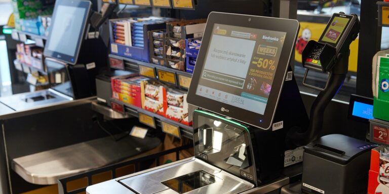 Kasy samoobsługowe szturmem zdobywają polski rynek. Mamy nowego przodownika. - INFBusiness