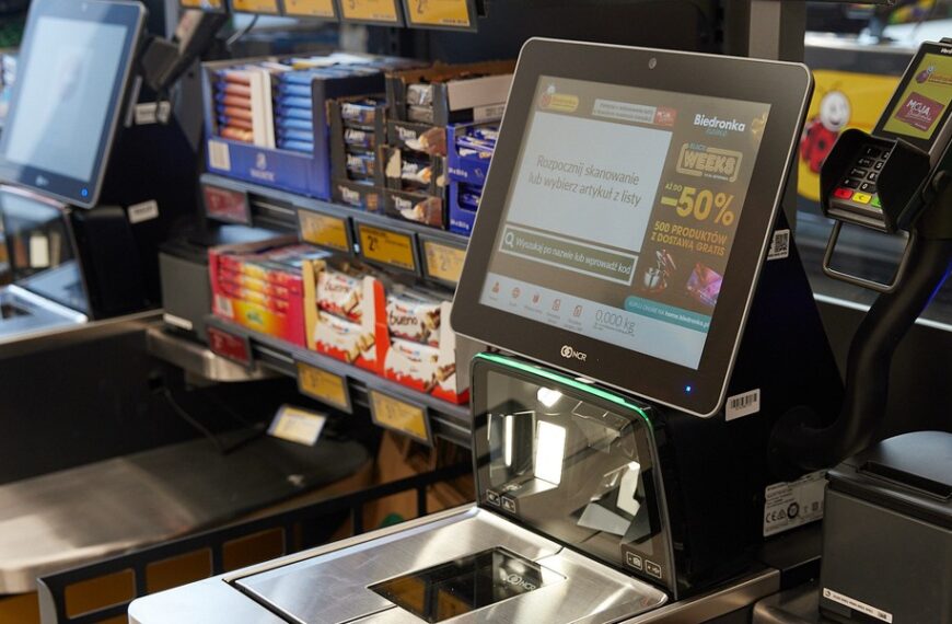 Kasy samoobsługowe szturmem zdobywają polski rynek. Mamy nowego przodownika.