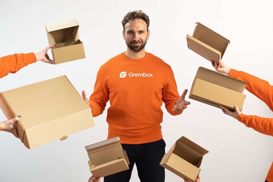 Czy powszechnie wykorzystywany i lubiany "karton" potrafi stanowić o przewadze konkurencyjnej w handlu elektronicznym? – O wartościach, współdziałaniu i sztuce doskonałości operacyjnej, dzięki której opakowania urastają do rangi strategicznego ogniwa działalności, opowiada Mateusz Bochenek, dyrektor generalny Grembox. Rozmowę zrealizowała Małgorzata Kozieł z zespołu redakcyjnego "Rzecz o innowacjach i inwestycjach". W Grembox opakowania dla e-commerce i biznesu są dostępne od ręki.