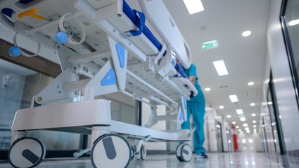 Opieka zdrowotna z problemami. Szpitale przesuwają operacje