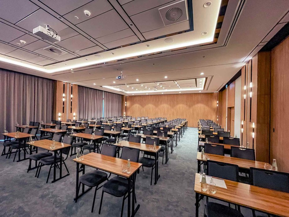 Fabryka Wełny Hotel & SPA w Pabianicach stanowi unikalny punkt na polskiej mapie biznesowej, ceniony nie tylko za swoją bogatą przeszłość, ale i za rozległe możliwości organizacji różnorodnych inicjatyw oraz doskonałą lokalizację. Przestrzenie konferencyjne tego miejsca oferują bogaty wachlarz opcji, które z pewnością docenią organizatorzy wydarzeń. Sala konferencyjna z przesuwnymi ścianami wyposażona w nowoczesne rozwiązania technologiczne / Fabryka Wełny Hotel & SPA