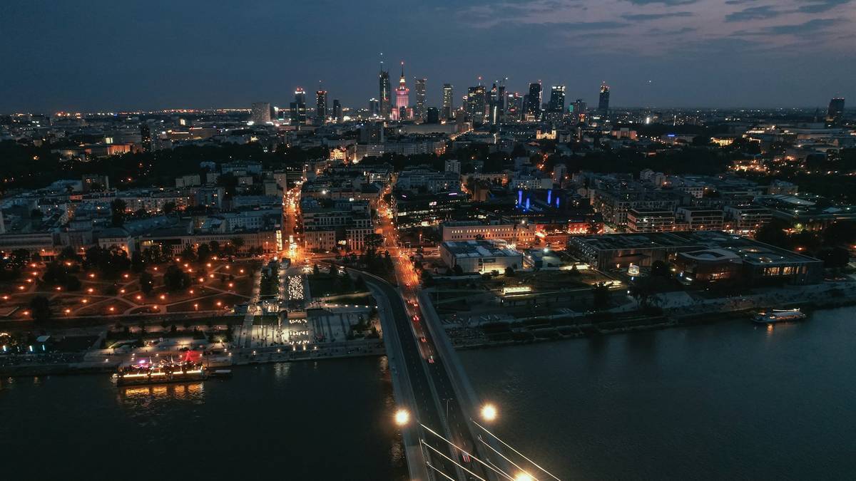 Od 1 listopada w dwóch warszawskich obszarach - Śródmieściu i Pradze-Północ - wchodzi w życie zakaz nocnej sprzedaży alkoholu. W godzinach od 22:00 do 6:00 dystrybucja napojów alkoholowych w sklepach i na stacjach paliw będzie niedozwolona. Pierwotnie regulacje te miały obowiązywać na obszarze całej aglomeracji, lecz finalnie projekt ten został cofnięty przez włodarza miasta, Rafała Trzaskowskiego. Zakaz wchodzi w życie. Nocna prohibicja w dwóch dzielnicach Warszawy