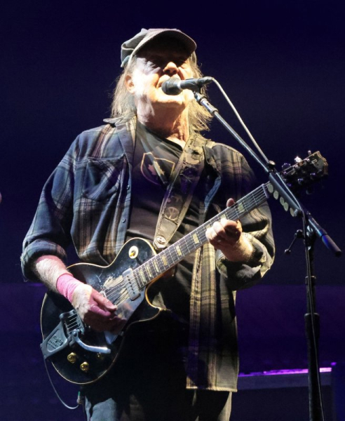Znani urodzeni 12 listopada: Neil Young, Nadia Comăneci - INFBusiness