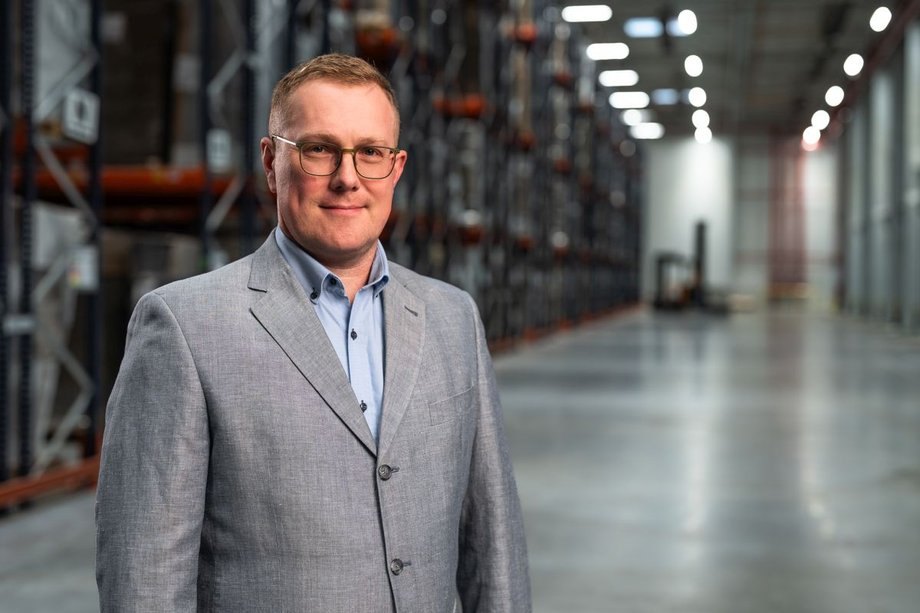 Czy powszechnie wykorzystywany i lubiany "karton" potrafi stanowić o przewadze konkurencyjnej w handlu elektronicznym? – O wartościach, współdziałaniu i sztuce doskonałości operacyjnej, dzięki której opakowania urastają do rangi strategicznego ogniwa działalności, opowiada Mateusz Bochenek, dyrektor generalny Grembox. Rozmowę zrealizowała Małgorzata Kozieł z zespołu redakcyjnego "Rzecz o innowacjach i inwestycjach". Mateusz Bochenek, Prezes Zarządu Grembox.