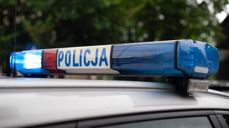 W jednym z budynków w warszawskiej dzielnicy Wawer odnaleziono w sobotę ciało mężczyzny. Zgodnie z informacją podinsp. Joanny Węgrzyniak z Komendy Rejonowej Policji Praga-Południe, policjanci aresztowali już dwie osoby, które mogą być powiązane z tym incydentem. - Na miejscu przeprowadzono szczegółowe badania pod kierownictwem prokuratora - oznajmiła w rozmowie z polsatnews.pl. Zgon 44-latka na Wawrze; stołeczna policja aresztowała dwie osoby. - INFBusiness