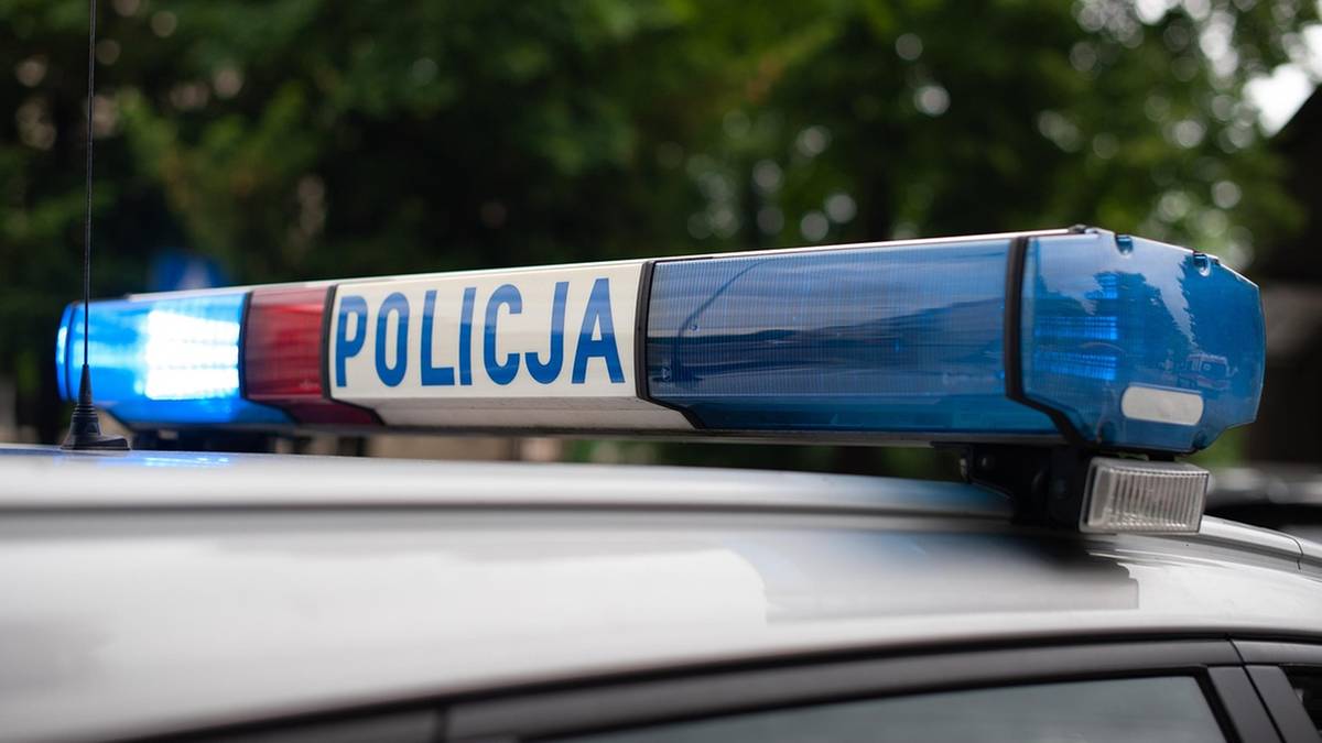 W jednym z budynków w warszawskiej dzielnicy Wawer odnaleziono w sobotę ciało mężczyzny. Zgodnie z informacją podinsp. Joanny Węgrzyniak z Komendy Rejonowej Policji Praga-Południe, policjanci aresztowali już dwie osoby, które mogą być powiązane z tym incydentem. - Na miejscu przeprowadzono szczegółowe badania pod kierownictwem prokuratora - oznajmiła w rozmowie z polsatnews.pl. Niebieska belka świetlna z napisem POLICJA na dachu radiowozu.