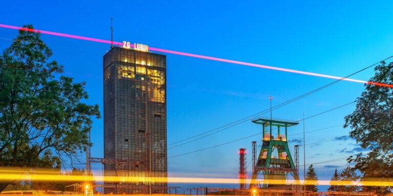 W Polsce istnieją obszary, które wymagają pilnej interwencji ze względu na depopulację, jak również te, które prosperują bezproblemowo. Dolny Śląsk przynależy do tej drugiej kategorii. W Lubinie rozbrzmiewa odgłos prac budowlanych, w Głogowie poruszają się nowoczesne pojazdy komunikacji miejskiej, a w Polkowicach wznoszone są nowe kompleksy mieszkaniowe. Lokalny przemysł nie stanowił tutaj kłopotu, lecz był podstawą dalszego progresu. Miedź, zaangażowanie i aspiracje ukształtowały region, który patrzy w przyszłość z optymizmem. Miedź motorem napędowym Dolnego Śląska. Jak kształtuje ona ten obszar? - INFBusiness