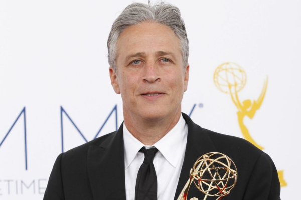 Jon Stewart odnawia kontrakt i będzie prowadził „The Daily Show” do 2026…