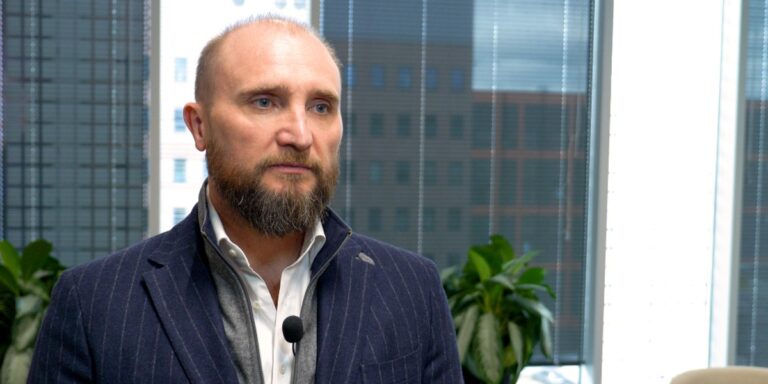 W końcówce października Komisja Nadzoru Finansowego pozwoliła na ponowne wprowadzenie akcji ASM Group do obrotu. Firma wyczekiwała tej chwili niemal dwa lata i powraca na Warszawski Parkiet po prawnym usankcjonowaniu ugody z wierzycielami oraz publikacji brakujących raportów finansowych. Pomyślne rezultaty działalności firmy zwróciły uwagę inwestorów. Rezultatem zmian w firmie są nowatorskie narzędzia do analizy danych, bazujące na innowacjach, z których użytek robi rynek handlu detalicznego, ale także sami nabywcy – poprzez uruchomioną w bieżącym roku aplikację Koszyk Zakupowy, która zestawia ceny w sieciach sklepowych. ASM Group powraca do obrotu giełdowego. Firma inwestuje w nowatorstwo i instrumenty analizy. - INFBusiness