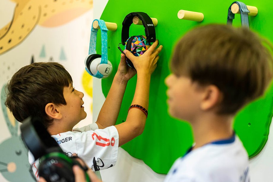 Coraz więcej przestrzeni użyteczności publicznej zauważa zapotrzebowanie osób w spektrum neuroróżnorodności i integruje ich oczekiwania w planowaniu obiektów. W Centrum Janki - największym ośrodku handlowym w regionie Mazowsza - powstała, wykreowana we współpracy z ekspertami, Strefa Wyciszenia. Centrum Janki promuje włączanie społeczne. Uruchomiono Cichą Przestrzeń – nie tylko dla osób w spektrum autyzmu. - INFBusiness