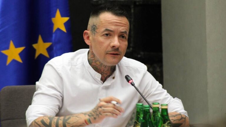 Marcin Józefaciuk ogłosił w środę, iż ustępuje z partycypacji w klubie parlamentarnym Koalicji Obywatelskiej. Parlamentarzysta tłumaczy swą decyzję brakiem sposobności do rzeczowej wymiany zdań na temat oświaty oraz trybem, w jakim został usunięty z sejmowej komisji do spraw edukacji i nauki. "To rodzaj wyzwolenia – zarówno dla mnie, jak i dla moich obecnych współpracowników" - dorzucił. Józefaciuk opuszcza klub KO. "Uwolnienie" - INFBusiness