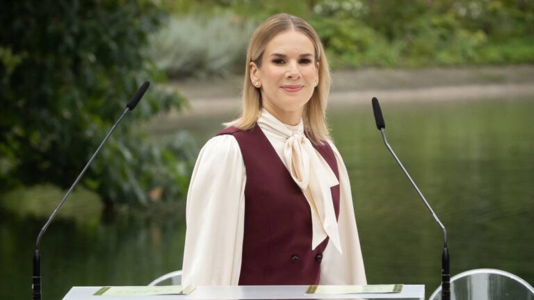 - Marta Nawrocka w piątek obwieściła: "W nadchodzących dniach pragnę powołać do życia fundację". Instytucja będzie funkcjonować pod nazwą "Blisko Ludzkich Spraw" i - zgodnie z deklaracją pierwszej damy - będzie realizować przedsięwzięcia o charakterze "wybitnie społecznym i neutralnym politycznie". Marta Nawrocka zapowiada autorski projekt. "Zamierzam zacząć lada dzień" - INFBusiness