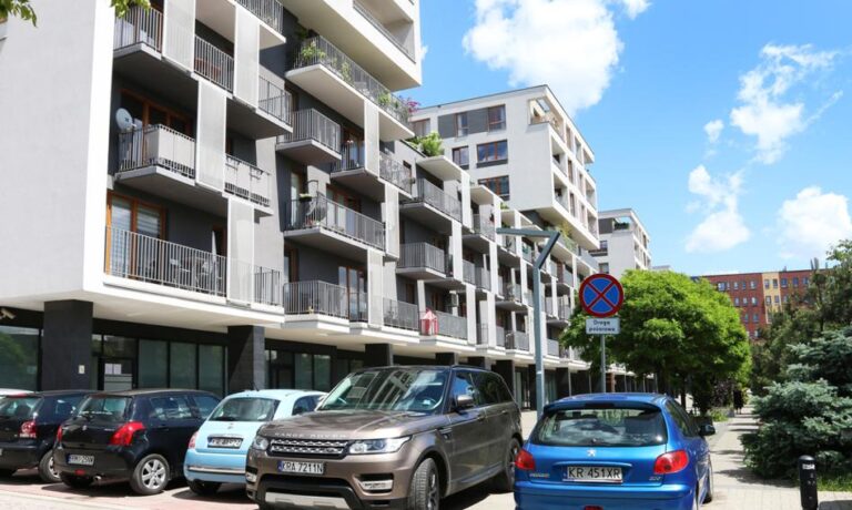 Jak wynika z danych Fundacji Habitat for Humanity, ponad jedna czwarta populacji utożsamia się z tzw. przepaścią czynszową - osiąga zbyt małe dochody, żeby móc wynająć lub kupić lokum na rynku otwartym, lecz jednocześnie zbyt wysokie, by zakwalifikować się do pomocy mieszkaniowej ze strony państwa. To właśnie na tej kategorii zamierza skoncentrować się rząd - w projekcie budżetu na nadchodzący rok na wsparcie budownictwa socjalnego i komunalnego przewidziano bezprecedensowe sumy. Mieszkanie poza zasięgiem: Ani pomoc, ani kredyt. Jak rząd chce pomóc osobom w pułapce czynszowej? - INFBusiness