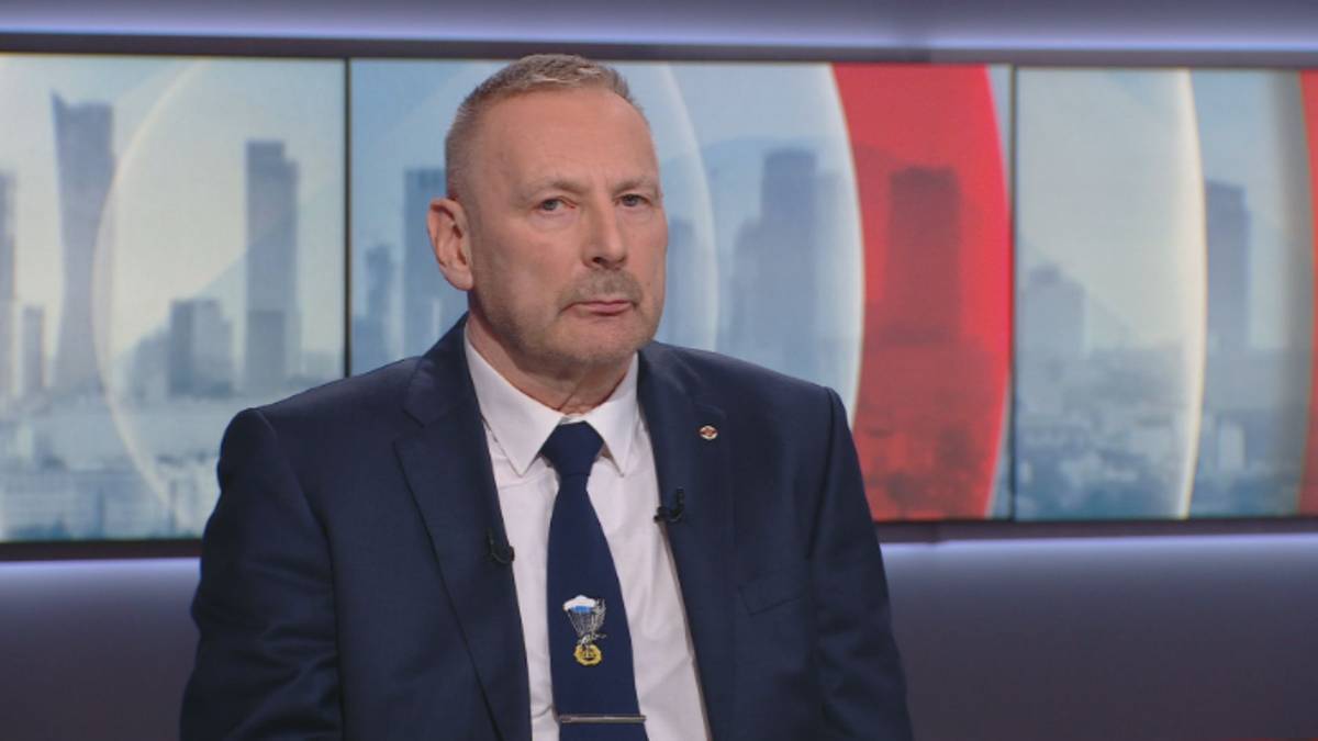 Mieczysław Tarnowski, były szef Urzędu Ochrony Państwa, siedzi w studiu telewizyjnym i m&oacute;wi do kamery. W tle widoczne są ekrany z widokiem panoramy miasta.