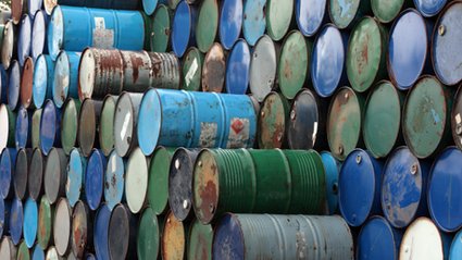 Ceny ropy nieznacznie spadają. Nadwyżka podaży na rynku