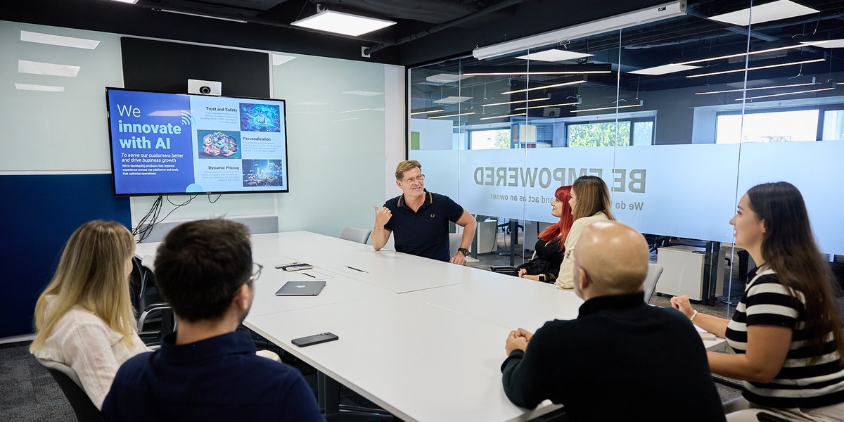 OLX Group ("OLX"), globalny potentat w obszarze ogłoszeń online, z liczbą zbliżającą się do 60 milionów aktywnych ofert dziennie na siedmiu rynkach i jednostka zależna Prosus, zaprezentował solidne rezultaty finansowe za pierwsze sześć miesięcy obecnego roku obrotowego (do 30 września 2025 roku).