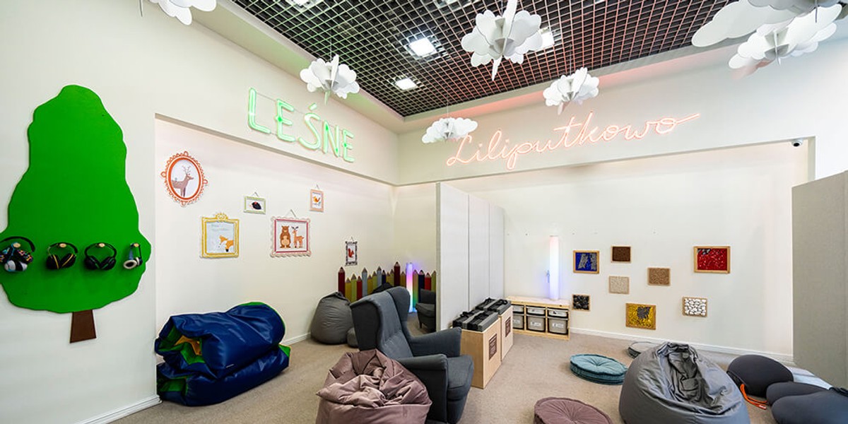 Coraz więcej przestrzeni użyteczności publicznej zauważa zapotrzebowanie osób w spektrum neuroróżnorodności i integruje ich oczekiwania w planowaniu obiektów. W Centrum Janki - największym ośrodku handlowym w regionie Mazowsza - powstała, wykreowana we współpracy z ekspertami, Strefa Wyciszenia. Centrum Janki promuje włączanie społeczne. Uruchomiono Cichą Przestrzeń – nie tylko dla osób w spektrum autyzmu. - INFBusiness