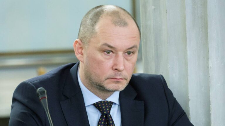 Instancja Najwyższa anulowała rozstrzygnięcie szefa sądu mokotowskiego w kwestii zawieszenia w obowiązkach orzeczniczych sędziego Jakuba Iwańca. Sędzia miał podlegać bowiem wstrzymaniu od wykonywania obowiązków w niedalekiej przeszłości na mocy decyzji ministra sprawiedliwości Waldemara Żurka. Wedle opinii reprezentantów prawnych sędziego Iwaniec może dnia jutrzejszego powrócić do wykonywania swoich zadań. Iwaniec znowu sędzią? Kasacja SN unieważnia poprzedni werdykt. - INFBusiness