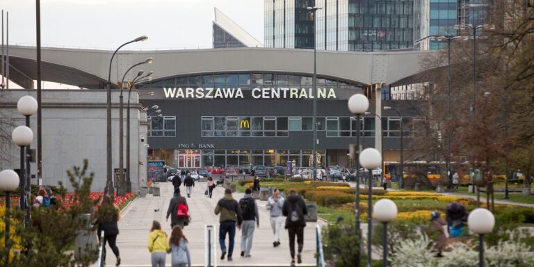W listopadzie, wykorzystując jedynie kilka dni urlopu, można było cieszyć się aż dziewięcioma dniami wolnymi od pracy. Taka sytuacja z pewnością odbije się na aktywności ekonomicznej, ale jej skutek nie jest oczywisty. Zazwyczaj w takich okolicznościach odnotowuje się niewielki negatywny wpływ w danym okresie, choć wiele zależy od tego, jaki przedział czasowy analizujemy. Nie bez znaczenia jest również wpływ na poszczególne sektory gospodarki. Listopadowy wypoczynek i skrócony miesiąc pracy. Polska ekonomia zmierzy się z konsekwencjami. - INFBusiness