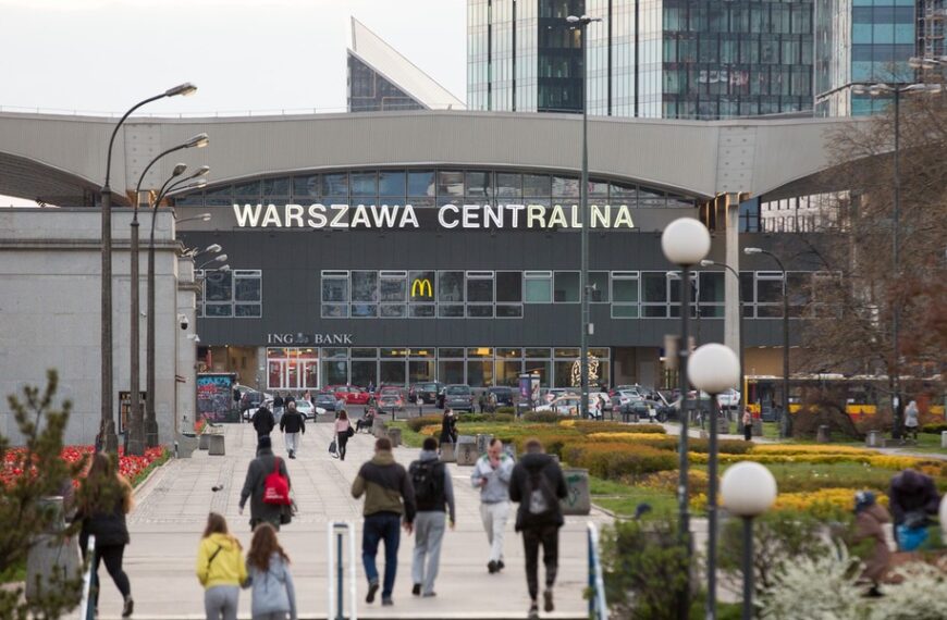 Listopadowy wypoczynek i skrócony miesiąc pracy. Polska ekonomia zmierzy się z konsekwencjami.