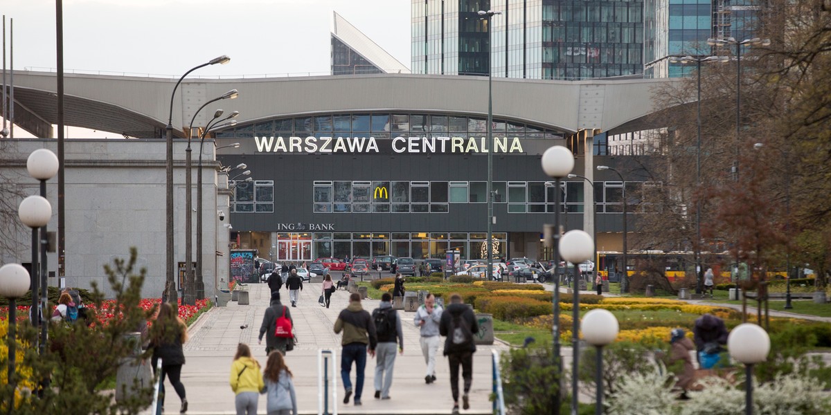 W listopadzie, wykorzystując jedynie kilka dni urlopu, można było cieszyć się aż dziewięcioma dniami wolnymi od pracy. Taka sytuacja z pewnością odbije się na aktywności ekonomicznej, ale jej skutek nie jest oczywisty. Zazwyczaj w takich okolicznościach odnotowuje się niewielki negatywny wpływ w danym okresie, choć wiele zależy od tego, jaki przedział czasowy analizujemy. Nie bez znaczenia jest również wpływ na poszczególne sektory gospodarki. Większa liczba świąt i urlopów skutkować może słabszymi danymi z gospodarki za listopad.