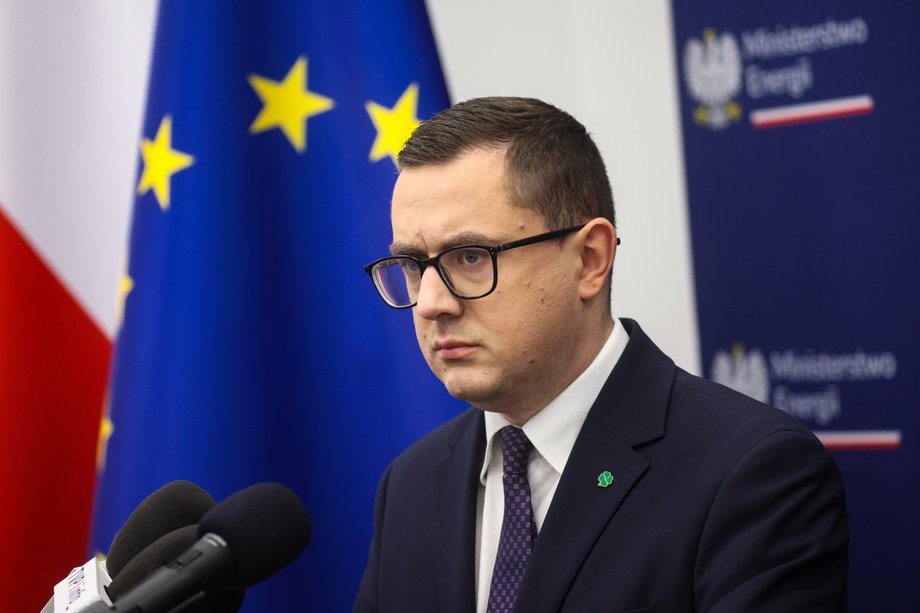 Minister energii Miłosz Motyka na konferencji prasowej o polskim atomie, 20.11.2025