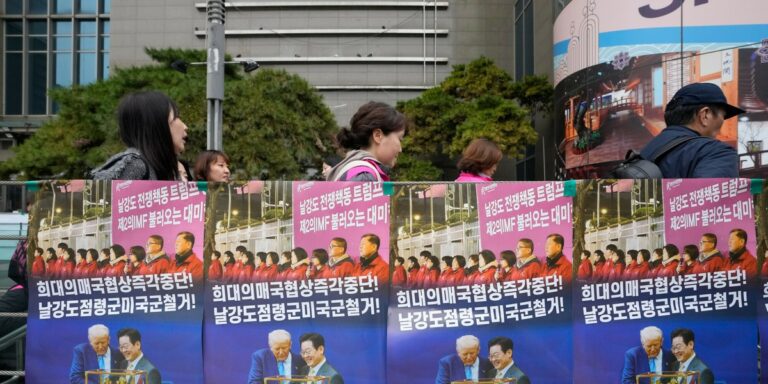 Znane są detale układu handlowego między Stanami Zjednoczonymi i Koreą Południową. Obejmują one lokaty Seulu w kwocie 150 mld USD w amerykański sektor okrętowy oraz dalsze 200 mld USD skierowane do sektorów wytwórczych — oznajmiły oba państwa. Gigantyczny kontrakt za 350 miliardów USD. Seul inwestuje, Trump redukuje taryfy celne. - INFBusiness