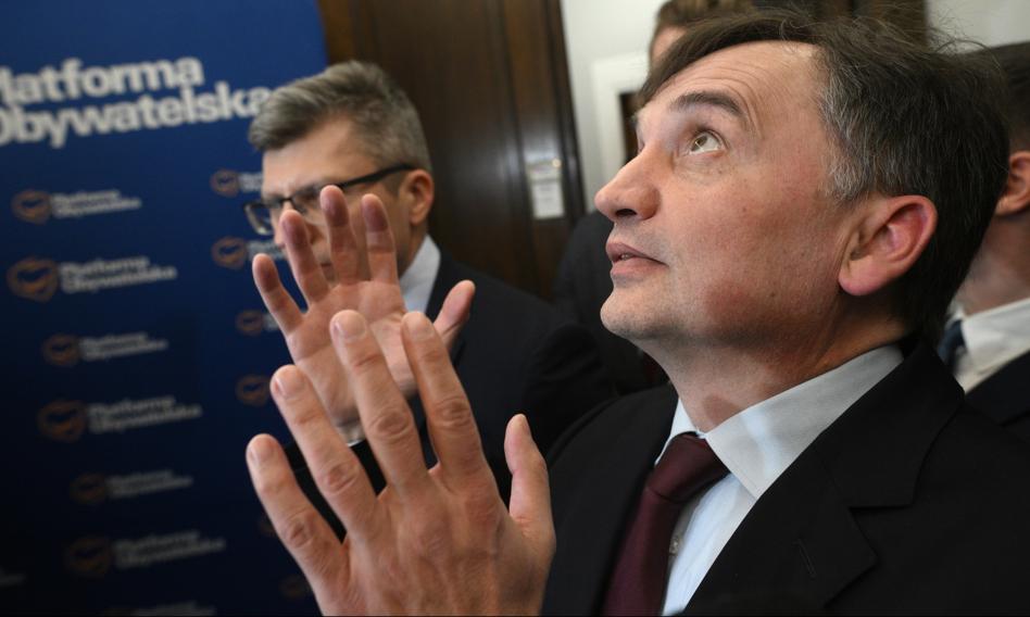 Posiadłości Zbigniewa Ziobry nie zostały realnie zajęte, a jedynie obciążone obligatoryjną hipoteką - oświadczył w piątek rzecznik Prokuratury Krajowej, Przemysław Nowak. Objaśnił, że Ziobro wciąż ma możliwość dysponowania swoimi nieruchomościami, a nawet ich zbycia. "Ziobro wciąż może korzystać ze swoich nieruchomości". Prokurator tłumaczy ostatnie działania