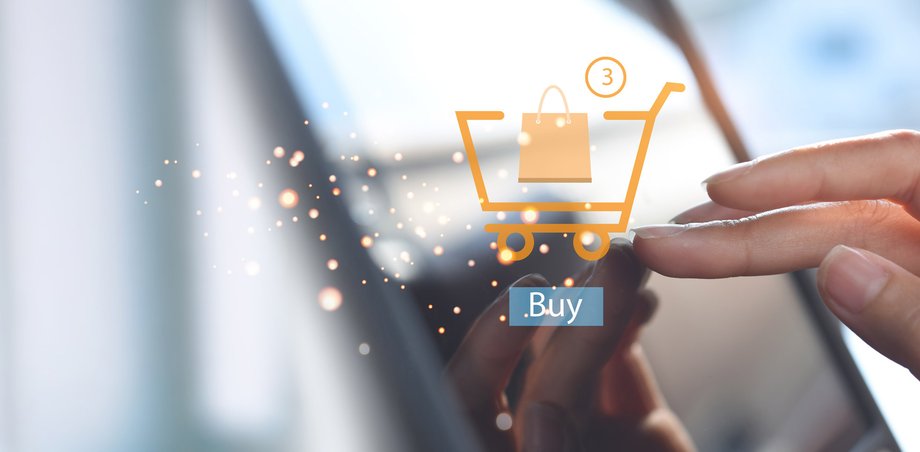 Przez lata udoskonalaliśmy system koszyków, promocje i podpowiedzi, ale umknęła nam... nieskomplikowanie. A tymczasem każdy kolejny formularz, każde pole do zaznaczenia i każda prośba o założenie konta zwiększają prawdopodobieństwo, że nabywca po prostu się wycofa. Statystyki ujawniają, że aż 70% zakupów w sieci kończy się opuszczeniem koszyka, a w przeważającej ilości przypadków odpowiedzialny jest za to nazbyt długi lub zawiły proces finalizacji transakcji. Sklepy internetowe obiecują szybkość i wygodę, a wciąż zmuszają klientów do przechodzenia przez prawdziwy labirynt. Czy jesteśmy zmuszeni akceptować taki stan rzeczy? Nic bardziej błędnego. Opuszczone koszyki to ukryty problem sklepów online. Polska włącza się w odnowę procesu płatności. - INFBusiness