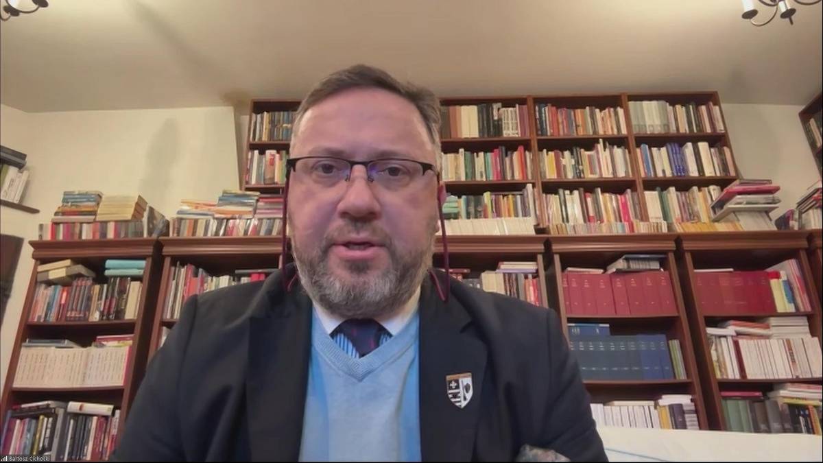 W pobliżu Ostrowa Wielkopolskiego, na modernizowanych szlakach kolejowych, odkryto sztuczne naboje do karabinu. "Uważamy to za prowokację i testowanie służb" - oznajmia wielkopolska policja. Zgodnie z oświadczeniem mł. insp. Andrzeja Borowiaka z poznańskiej policji w Polsat News, służby planują z "pełnym zaangażowaniem" zidentyfikować sprawcę. Ładunki wybuchowe na szynach. "Zaczepka i testowanie sił porządkowych" - INFBusiness