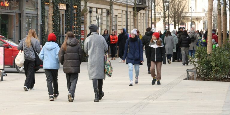 Ostatnie miesiące charakteryzują się stopniowym powiększaniem się bezrobocia w naszym kraju. Pomimo prób wykorzystania tego faktu przez polityków, ekonomiści twierdzą, że same dane liczbowe nie oddają całej sytuacji. Nie można lekceważyć problemu, lecz nie ma powodu do wszczynania paniki w całym kraju w związku z sytuacją na rynku pracy. — Bezrobocie i inflacja to "straszaki" dla Polaków, którymi łatwo można ich przestraszyć, ale obecnie jest za wcześnie na alarmowanie — mówi nam Andrzej Kubisiak, wicedyrektor Polskiego Instytutu Ekonomicznego. Nietypowe zjawiska na polskim rynku pracy. "Sygnał alarmowy" - INFBusiness