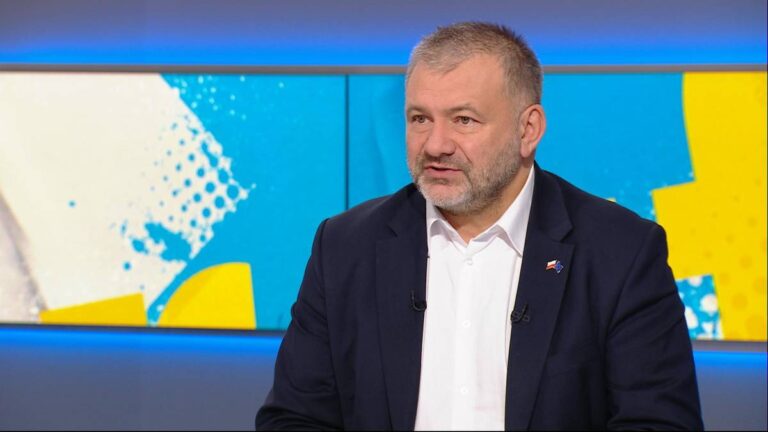 - My naturalnie dysponujemy służbami, mamy tropicieli cieni (...) aczkolwiek w tej sytuacji będziemy stosować się do reguł i nie ma tego typu zamierzeń - oznajmił Waldemar Żurek w programie "Graffiti" w kontekście aresztowania byłego ministra sprawiedliwości Zbigniewa Ziobry. Aktualny szef ministerstwa sprawiedliwości odniósł się także do wpisu prokurator Ewy Wrzosek, w którym były minister został zestawiony ze zwierzęciem. "Mamy tropicieli duchów". Szef resortu sprawiedliwości o pościgu za Ziobrą - INFBusiness