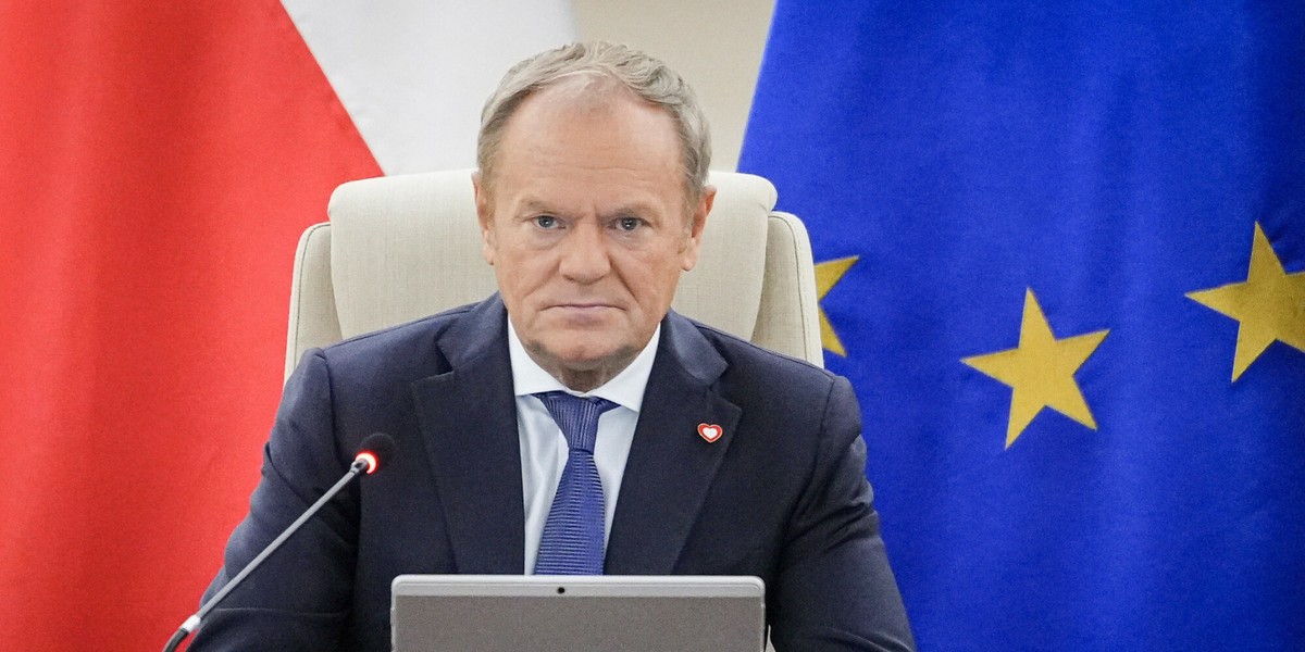 Szef rządu, Donald Tusk, w rozmowie z Justyną Dobrosz-Oracz w audycji "Pytanie dnia" w TVP Info ustosunkował się do oskarżeń dotyczących bezprecedensowego powiększenia się długu państwowego. Zaznaczył, że nie postrzega tego jako przyczyny do obaw, argumentując wzrost zadłużenia potrzebą inwestycji w bezpieczeństwo i rozwój kraju. Donald Tusk