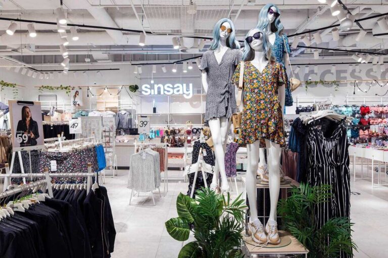 LPP nie spowalnia. Ze wstępnych informacji opublikowanych przez korporację, przytaczanych przez PAP Biznes, wynika, iż w trzecim kwartale 2025 roku (sierpień-październik) grupa uzyskała 23-procentową zwyżkę dochodów rok do roku w walutach stałych. Dla polskiego potentata w branży mody to sygnał, że wybrana taktyka przynosi pożądane efekty. LPP publikuje szacunkowe wyniki działalności za III kwartał 2025. - INFBusiness