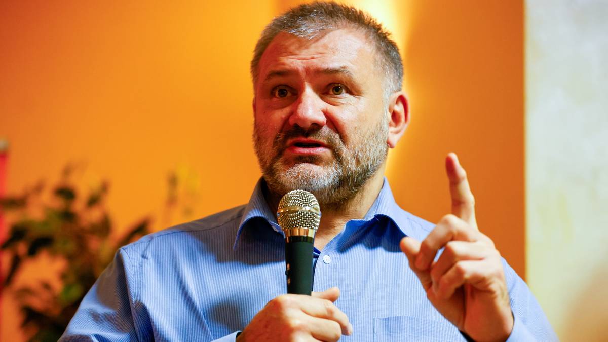 45,1% Polaków negatywnie ocenia weryfikację dokonań rządów PiS przez ministra sprawiedliwości Waldemara Żurka - wynika z badania opinii publicznej IBRiS. Zadowolenie z dotychczasowych poczynań prokuratora generalnego wyraża za to 32,4% ankietowanych. Mężczyzna w niebieskiej koszuli trzyma mikrofon i gestykuluje, przemawiając.