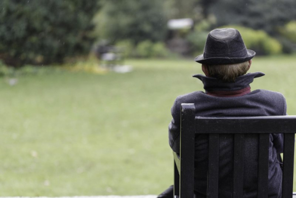 <p> Jak wynika z badania opublikowanego w środę, zakrojona na szeroką skalę analiza danych z ogólnokrajowych badań ankietowych, niższe dochody i przynależność do mniejszości rasowej są „znacząco” powiązane z większą liczbą czynników ryzyka wystąpienia zaburzeń otępiennych, takich jak choroba Alzheimera. Badania pokazują, że osoby biedne i mniejszości mają większe ryzyko zachorowania na chorobę Alzheimera - INFBusiness