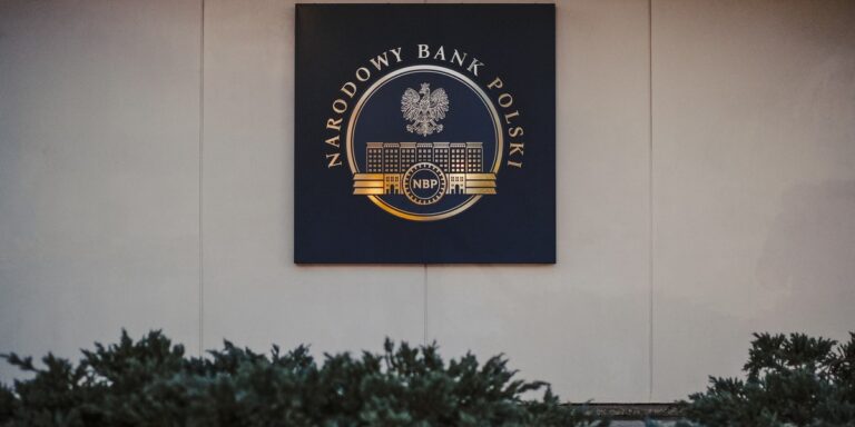 Oszacowanie tempa ekspansji PKB, które uwzględniono w projekcie budżetu na rok 2026, jest realne – stwierdziła RPP w komentarzu dotyczącym projektu budżetu na nadchodzący rok. Gremium to wyraziło również pogląd, że w najbliższym roku trudne będzie zredukowanie niedoboru środków publicznych, a szybkość powiększania się zadłużenia zagraża stabilizacji makroekonomicznej. RPP przeanalizowała plan budżetu na kolejny rok. Wskazano na ryzyko. - INFBusiness