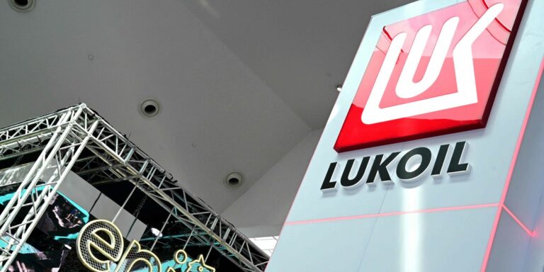 Firma Gunvor, zarejestrowana na Cyprze, wycofała się z zamysłów nabycia międzynarodowych udziałów rosyjskiego giganta paliwowego Łukoil. Taka decyzja nastąpiła po tym, jak Ministerstwo Skarbu USA ogłosiło, że nie da zgody na ukończenie transakcji. Wiadomość potwierdził rzecznik prasowy Gunvor, Seth Pietras, w rozmowie z serwisem informacyjnym Politico. Obrót w sprawie majątku Łukoilu. Potencjalny nabywca odstąpił. - INFBusiness