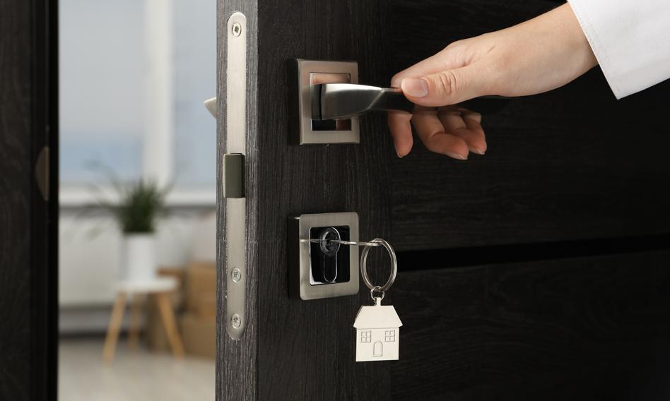 Znaczna dostępność lokali mieszkaniowych powoduje, że nabywcy nie kwapią się z finalizowaniem transakcji, a na rynku nieruchomości nastąpiła równowaga. Według specjalistów, następne kwartały będą się charakteryzować stopniowym podnoszeniem się cen, co będzie efektem zwiększającego się popytu, przede wszystkim ze strony kupujących korzystających z finansowania hipotecznego. „Mieszkania czekają, kupujący kalkulują”. Popyt rusza mozolnie, ale już straszy wzrostem cen