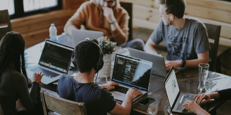 Polskie firmy i organy administracji publicznej wciąż doskonalą się w dziedzinie inteligencji maszynowej. Raport PFR oraz Google, który ujawniono podczas Europejskiego Forum Nowych Idei 2025 w Sopocie, prezentuje zapotrzebowanie oraz ścieżki rozwoju AI w naszym kraju. AI w polskim sektorze publicznym: Analiza luk i możliwości. - INFBusiness