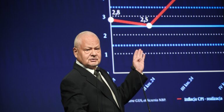 Inflacja w perspektywie krótkoterminowej powinna ukształtować się poniżej dotychczasowych szacunków – wynika z listopadowej prognozy inflacji i PKB Narodowego Banku Polskiego. Według centralnej trajektorii w 2026 r. wskaźnik powinien osiągnąć średniorocznie 2,9 proc. Wszystko wskazuje na to, że do 2027 r. możemy pożegnać się z kwestią inflacji. Kolejne prognozy inflacji ujawnione. Bank Centralny przedstawia istotny raport. - INFBusiness