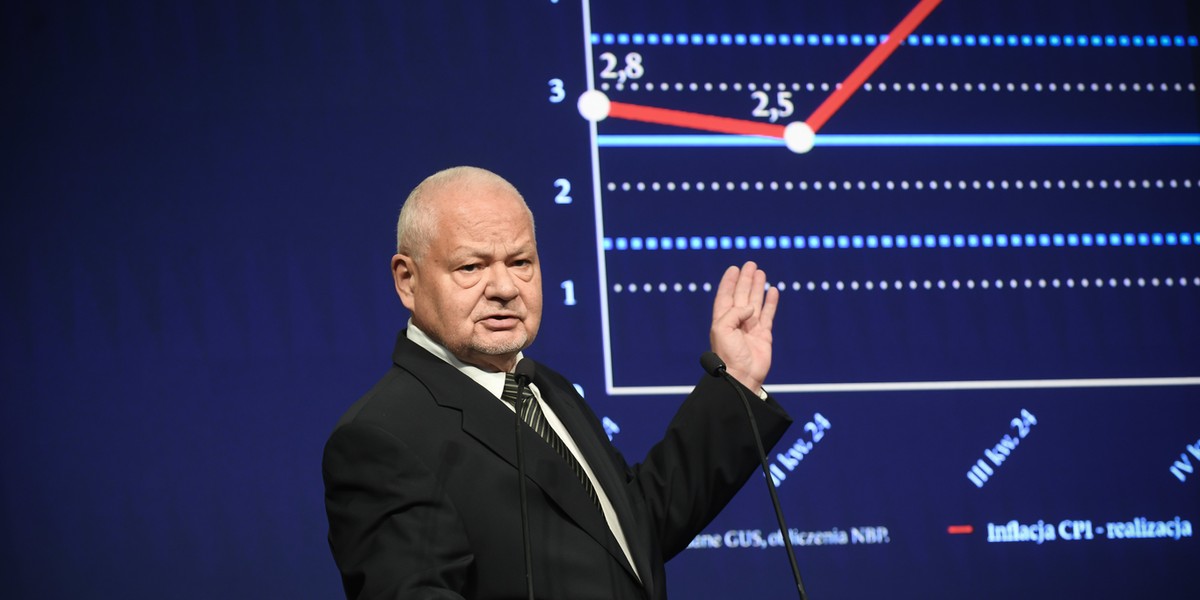 Inflacja w perspektywie krótkoterminowej powinna ukształtować się poniżej dotychczasowych szacunków – wynika z listopadowej prognozy inflacji i PKB Narodowego Banku Polskiego. Według centralnej trajektorii w 2026 r. wskaźnik powinien osiągnąć średniorocznie 2,9 proc. Wszystko wskazuje na to, że do 2027 r. możemy pożegnać się z kwestią inflacji. Adam Glapiński, prezes NBP i przewodniczący RPP.