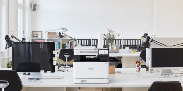 W wielu przedsiębiorstwach dzień roboczy zaczyna się, zanim reszta świata się obudzi. Ledwo zdążymy wypić kawę, a na naszym stanowisku pracy czekają już pierwsze dokumenty do zatwierdzenia, faktury do zaksięgowania lub etykiety do sporządzenia. Potrzeba jest oczywista, i dostrzegamy, że wygląd biura w nadchodzącym roku nie musi wcale przypominać loftu z wyobraźni rodem, pełnego designerskich lamp. Wystarczy, że będzie funkcjonalne. Co więcej, czasem zajmuje zaledwie kilka metrów kwadratowych. Ostatecznie to nie przestrzeń definiuje efektywność firmy, lecz technologia, która eliminuje wszelkie przeszkody i opóźnienia. Biuro 2026: Dobór urządzeń. Druk i skan nowej generacji w biznesie. - INFBusiness