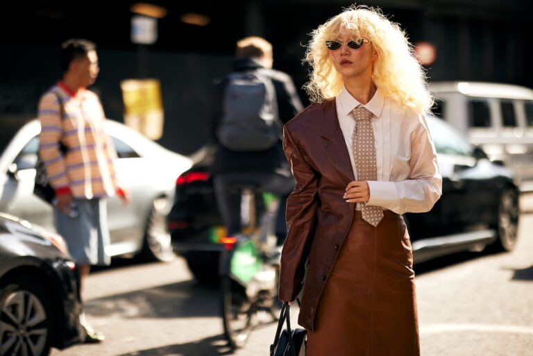 Po sześcioleciu zawirowań, trzech procedurach upadłościowych i kompletnym wycofaniu się ze sprzedaży tradycyjnej, Gerry Weber powraca w nowej, w pełni internetowej wersji. Kultowa niemiecka marka, dawniej jeden z fundamentów mody casualowej dla kobiet, porzuca ideę sklepów fizycznych i przenosi całą aktywność do sfery online. Odzyskanie pozycji ikonicznej marki po bankructwie. Gerry Weber debiutuje w świeżej odsłonie. - INFBusiness