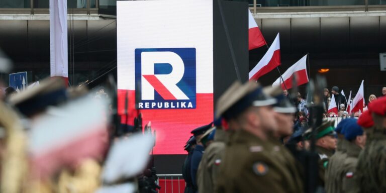 Telewizja Republika planuje stanowczo wkroczyć w obszar sprzedaży online. Stworzony przez stację nadawczą serwis Goryla.pl ma w zamyśle konkurować z platformami takimi jak Allegro, Amazon czy Temu. Republika zamierza konkurować z Allegro i Amazonem. Świeży plan - INFBusiness