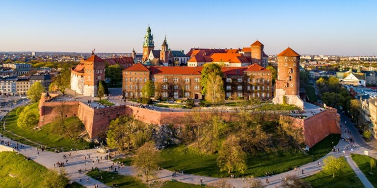 Kraków walczy ze zwolnieniami na dużą skalę. Jaka przyszłość sektora usług dla biznesu? - INFBusiness